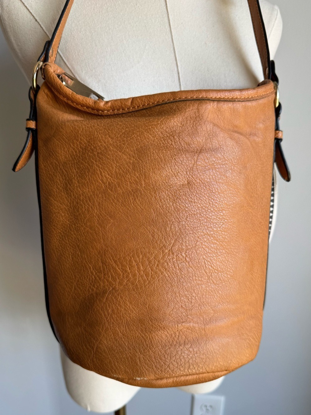 Also Faux Leather Bucket Crossbody Bag Cognac Brown Boho Tassels Zip Top Cute! - Picture 10 of 15